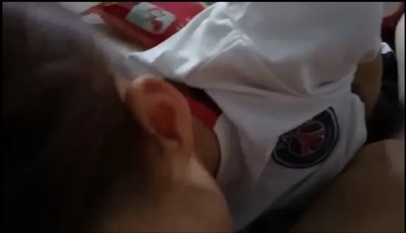 Gấu đam mê đá bóng