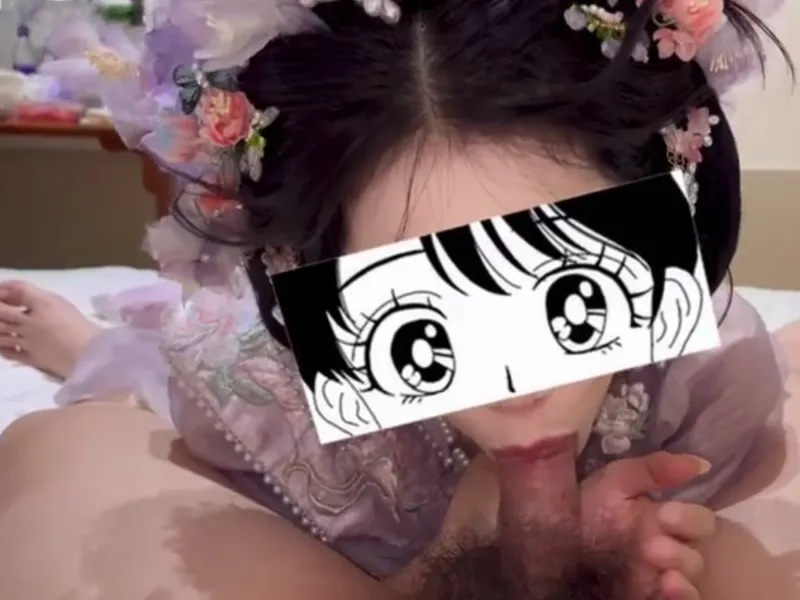 Gái xinh trong bộ đồ bé yêu mút chuối cực đã